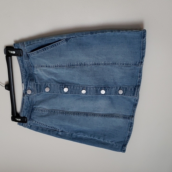 A new day button front jean skirt, light wash, Sz 6. - Picture 2 of 7